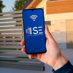 Isolated_right_hand_with_smartphone